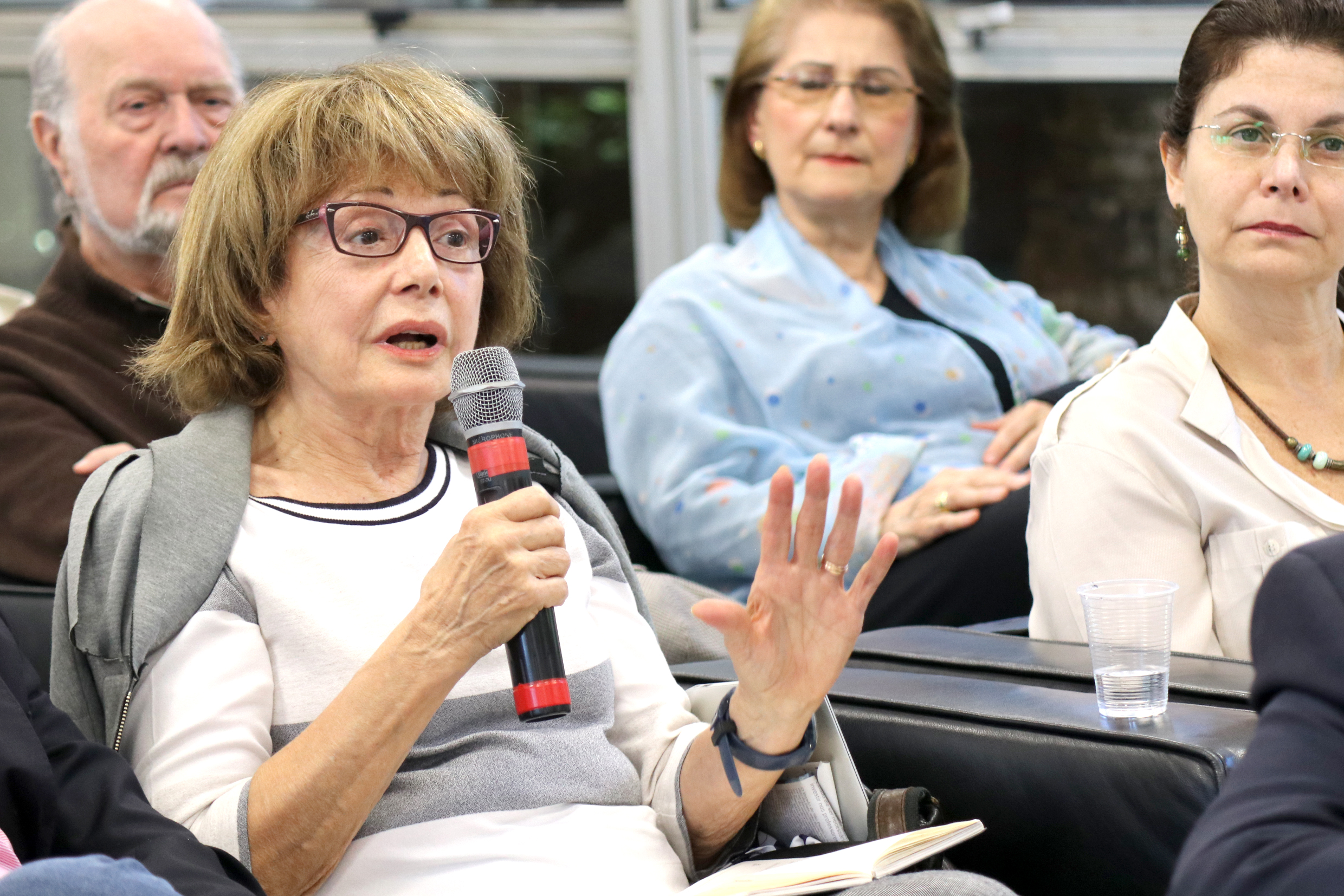 Sonia Penin faz perguntas aos expositores