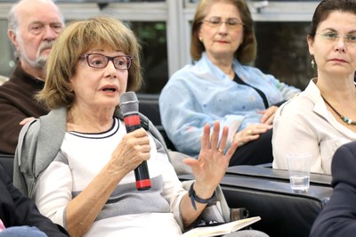 Sonia Penin faz perguntas aos expositores