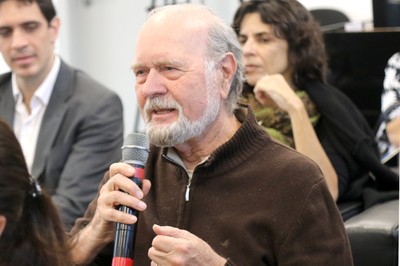 Umberto Cordani faz perguntas aos expositores durante o debate
