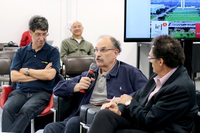 Glauco Arbix faz perguntas durante o debate