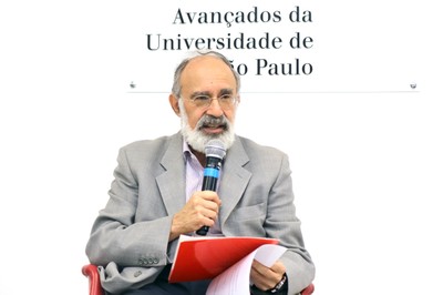 Guilherme Ary Plonski faz a abertura do evento