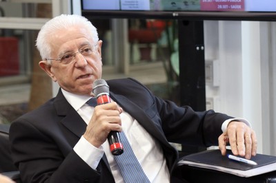 Conselheiro Sidney Estanislau Beraldo faz perguntas aos expositores