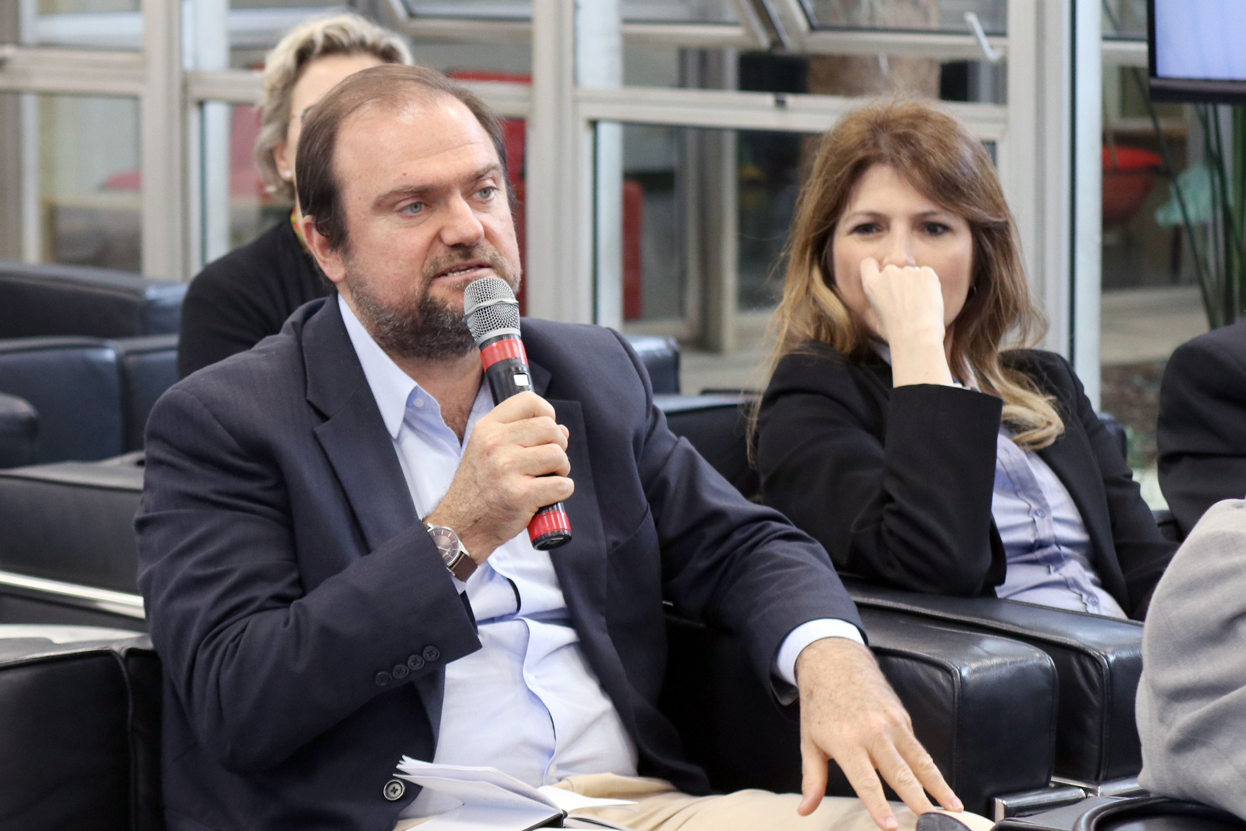 Daniel Annenberg, secretario de inovação e tecnologia da cidade de São Paulo, faz perguntas aos expositores