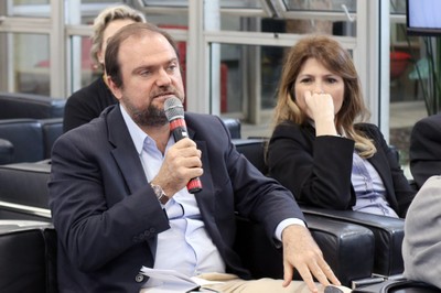 Daniel Annenberg, secretario de inovação e tecnologia da cidade de São Paulo, faz perguntas aos expositores