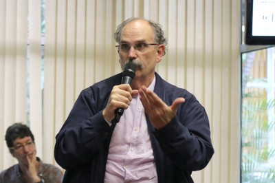 Glauco Arbix faz perguntas aos expositores