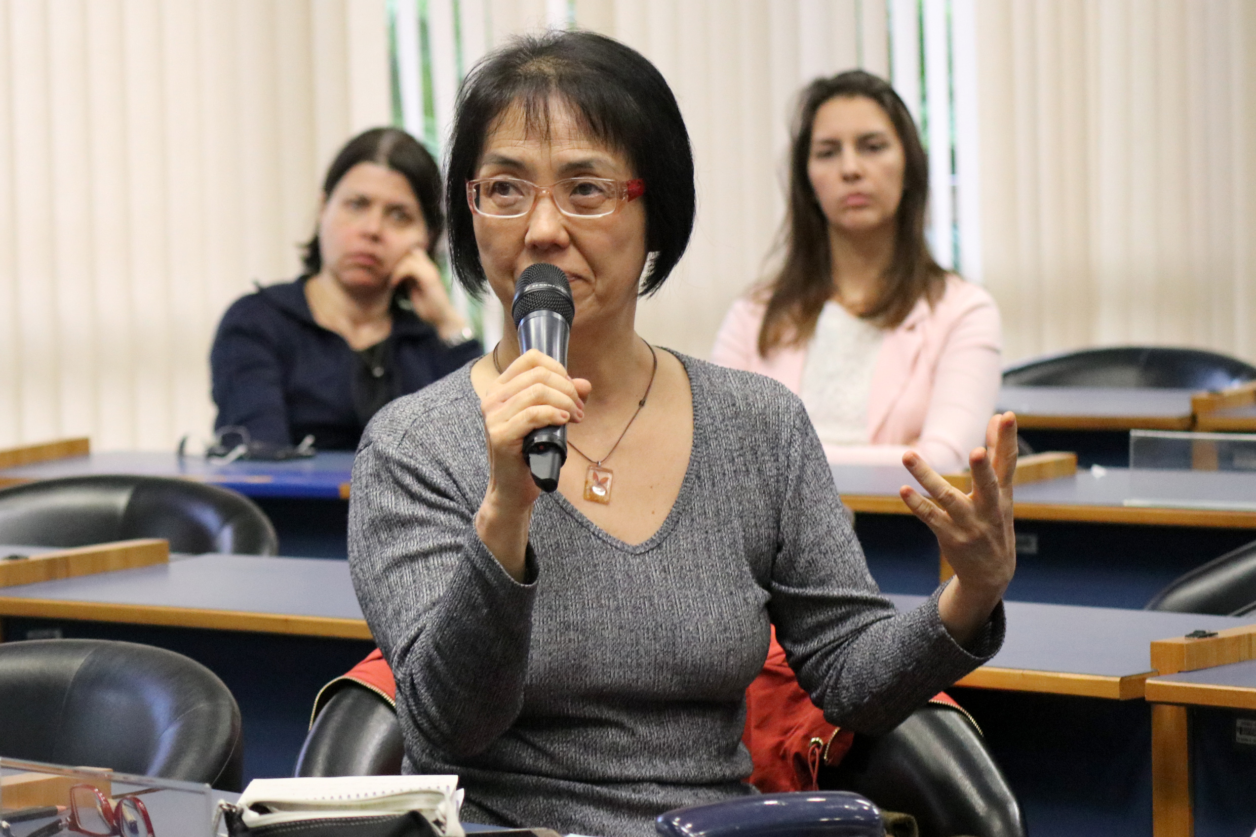 Participante do público faz perguntas aos expositores