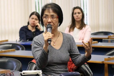 Participante do público faz perguntas aos expositores
