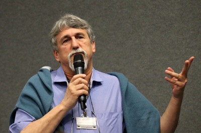 Participante do público faz perguntas durante o debate