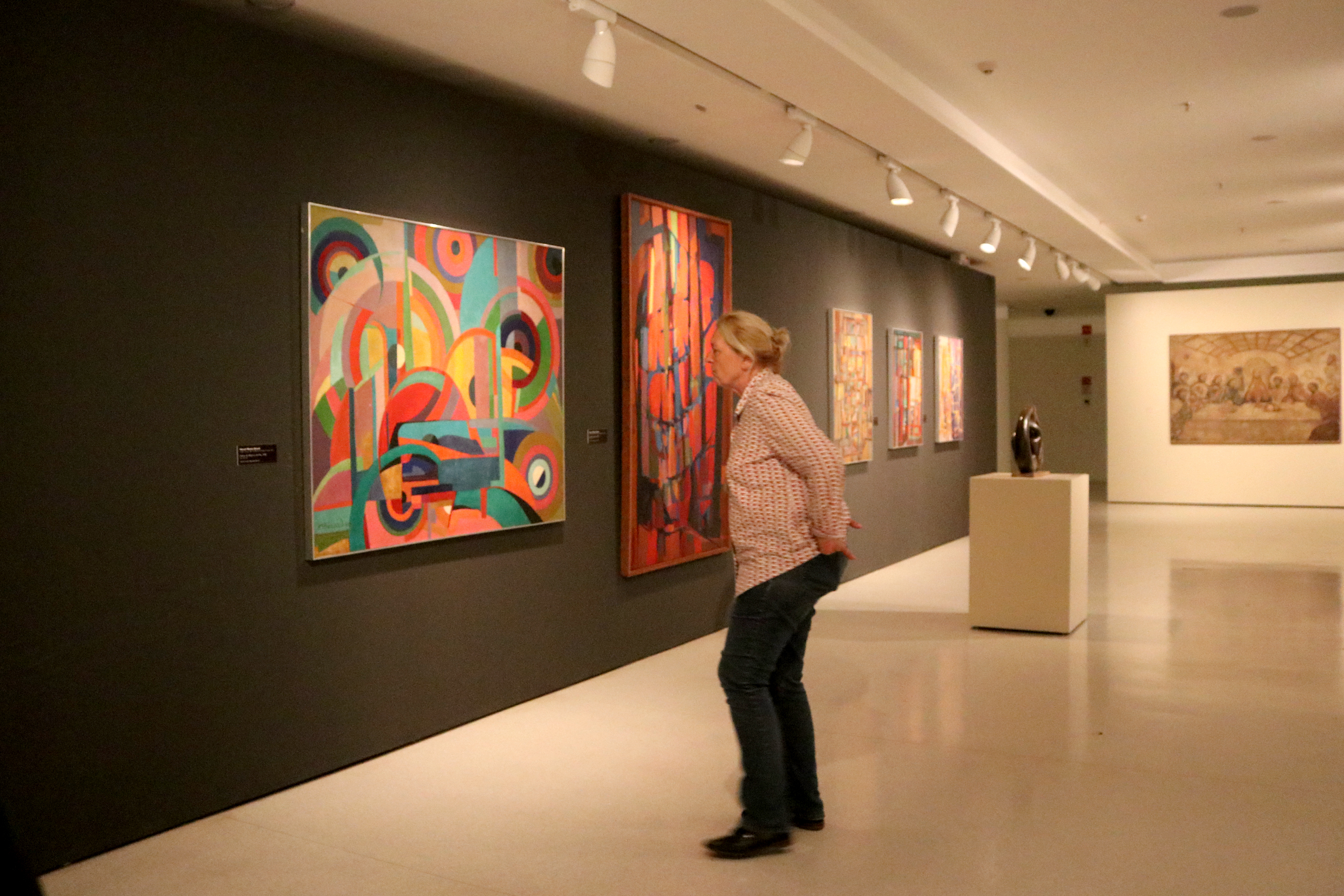 Participantes visitam a exposição "Visões da Arte"