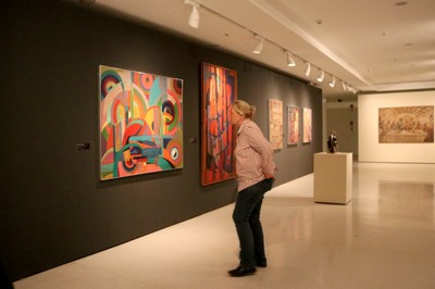 Participantes visitam a exposição "Visões da Arte"