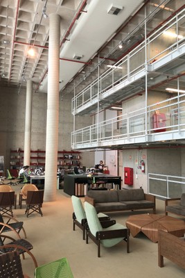 Participantes visitam à Biblioteca Brasiliana Guita e José Mindlin