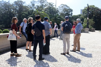 Participantes visitam o Museu Paulista