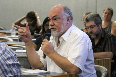 Elie Ghanem faz perguntas durante o debate