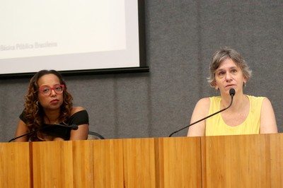 Helena Singer apresenta a expositora, Kátia Cruz Schweickardt