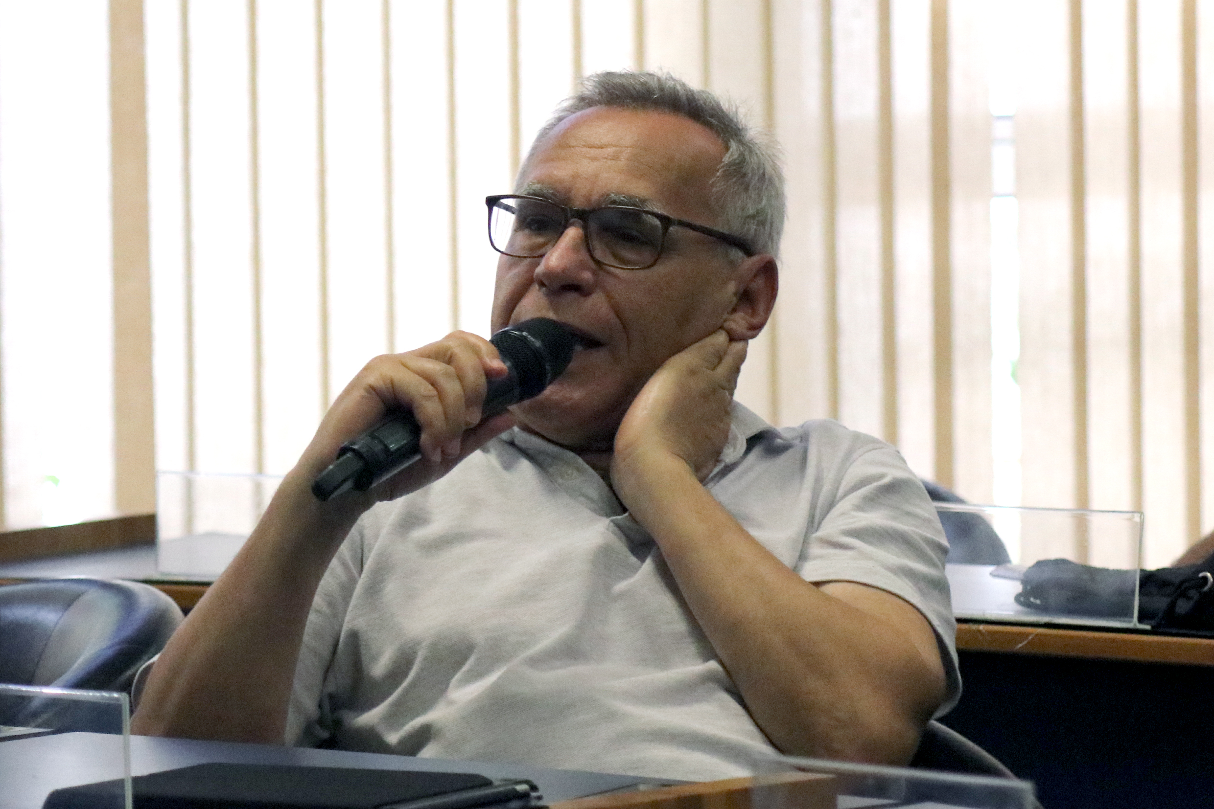 Lino de Macedo fala durante o debate