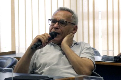Lino de Macedo fala durante o debate
