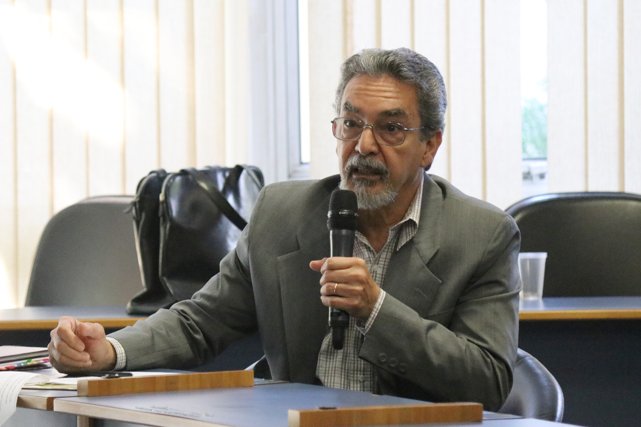 Nílson José Machado faz perguntas a expositora durante o debate