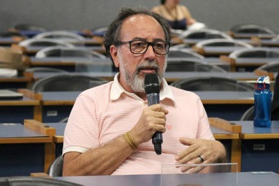 Participante do público faz perguntas aos expositores