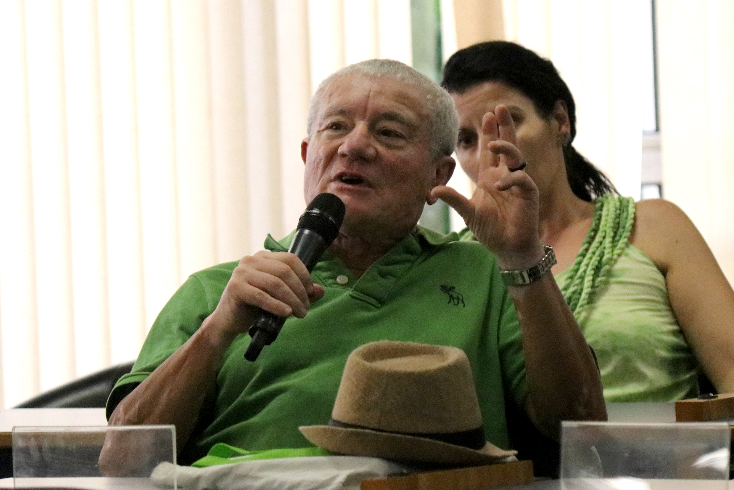 Participante do público faz perguntas aos expositores