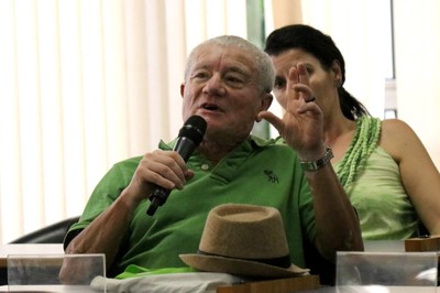 Participante do público faz perguntas aos expositores