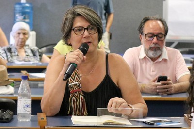 Participante do público faz perguntas durante o debate