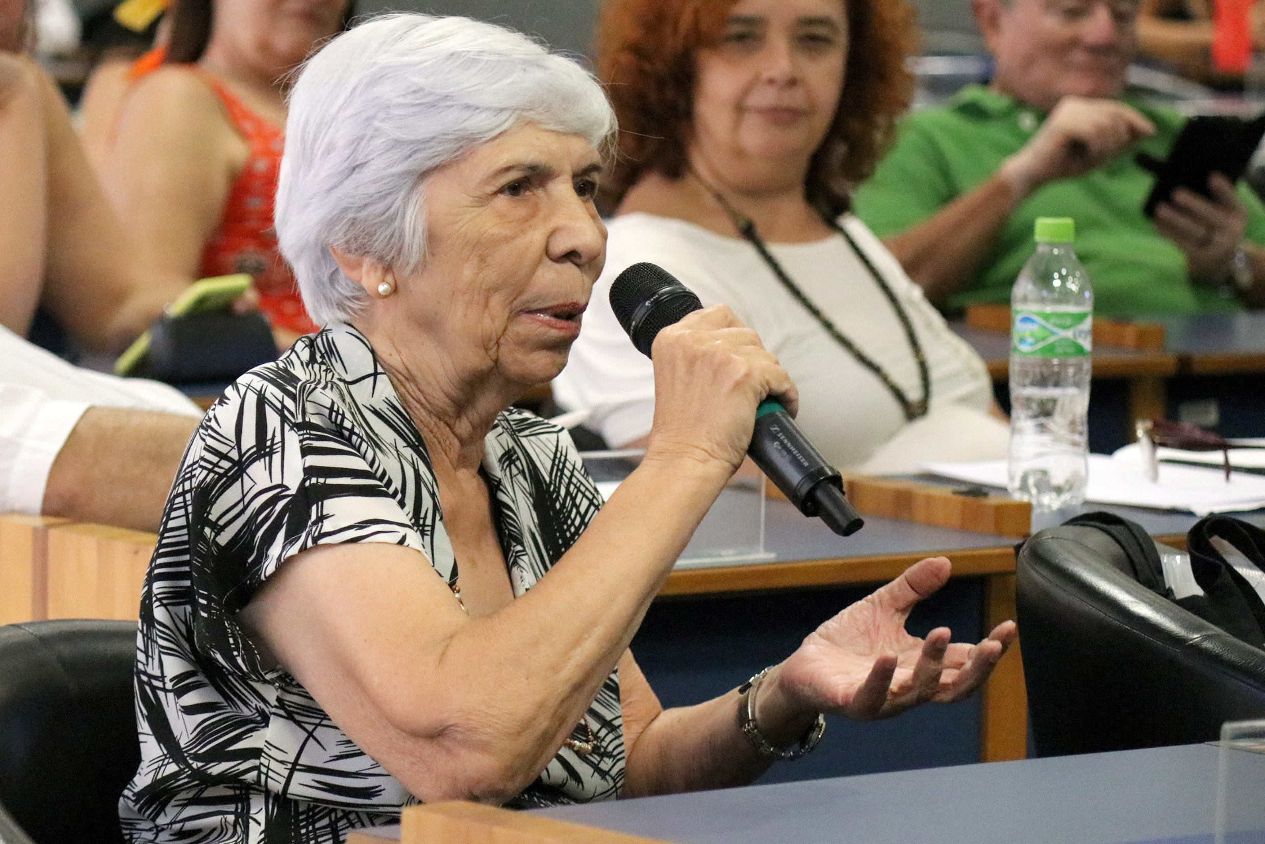 Yvonne Mascarenhas faz perguntas a expositora