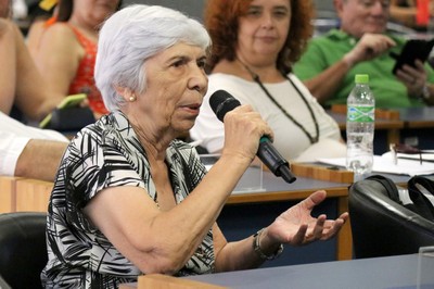 Yvonne Mascarenhas faz perguntas a expositora