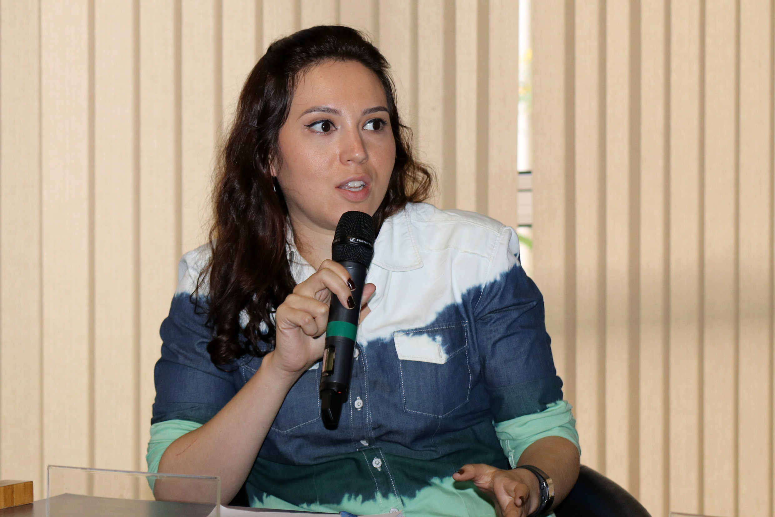Milene Siqueira de Souza  - faz perguntas durante o debate
