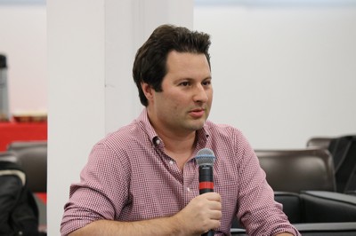 Participante do público faz perguntas durante o debate
