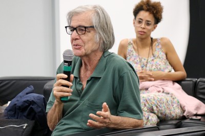 Participante do público faz perguntas durante o debate