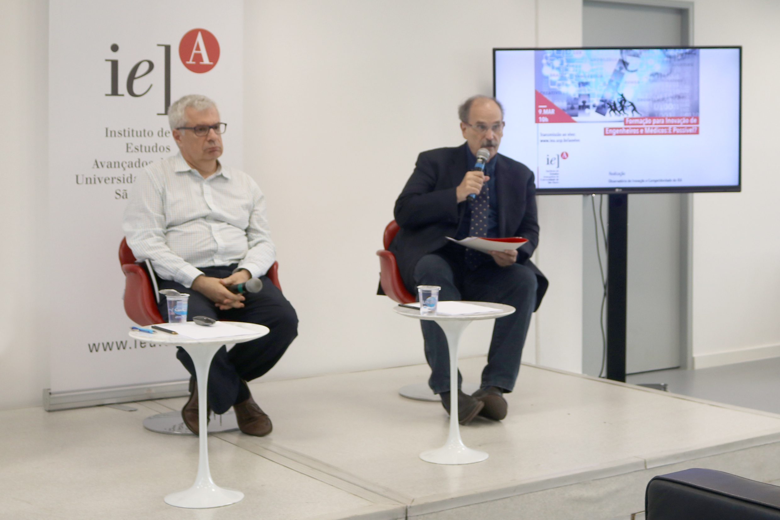 Glauco Arbix abre o evento e apresenta o expositor