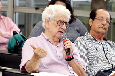 José Carvalheiro faz perguntas durante o debate