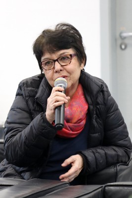 Participante do público faz perguntas durante o debate