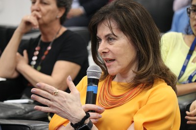Mayana Zatz faz pergunta aos expositores