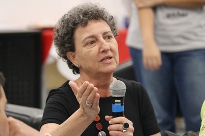 Participante do público faz pergunta aos expositores