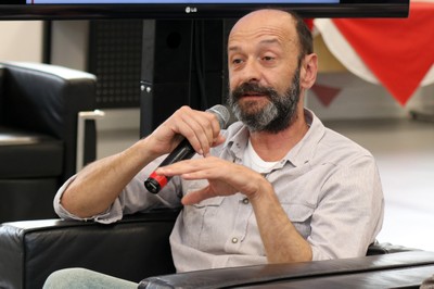 Participante do público faz perguntas durante o debate