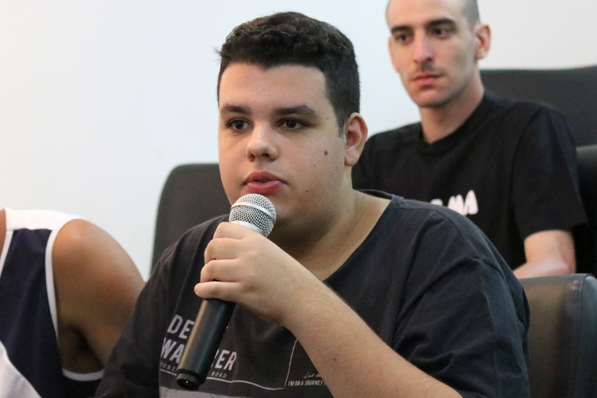 Participante do público faz perguntas ao expositor