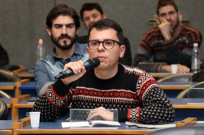 Participante do público faz perguntas aos expositores