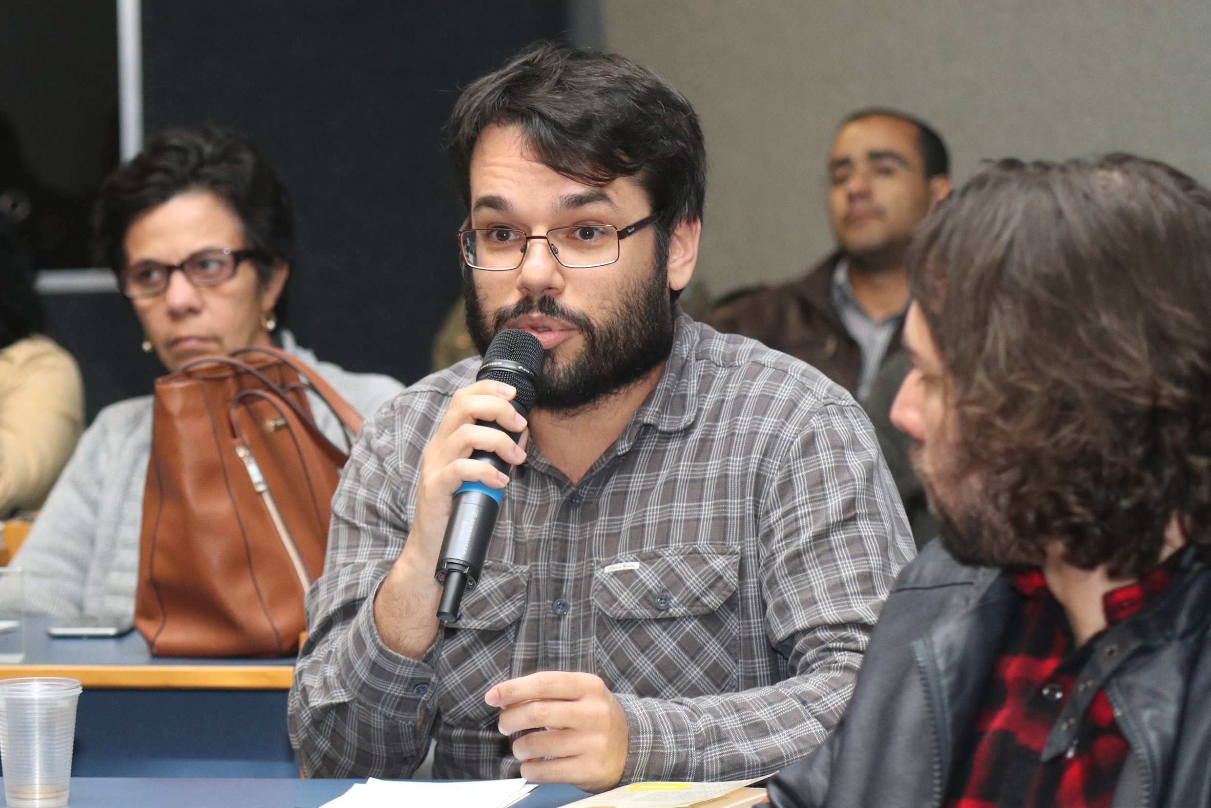 Participante do público faz perguntas durante o debate