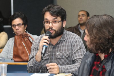 Participante do público faz perguntas durante o debate