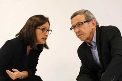 Marisa Midori traduz as perguntas dos participantes para  Jean-Yves Mollier 