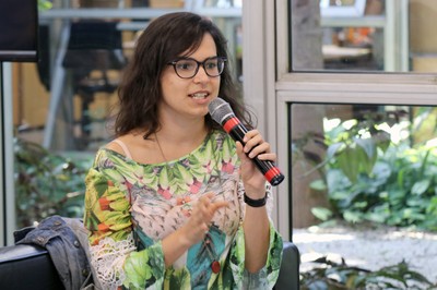 Participante do público faz perguntas ao expositor