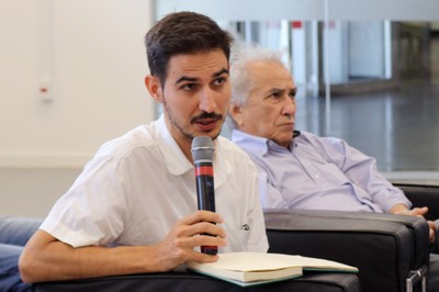 Participante do público faz perguntas durante o debate