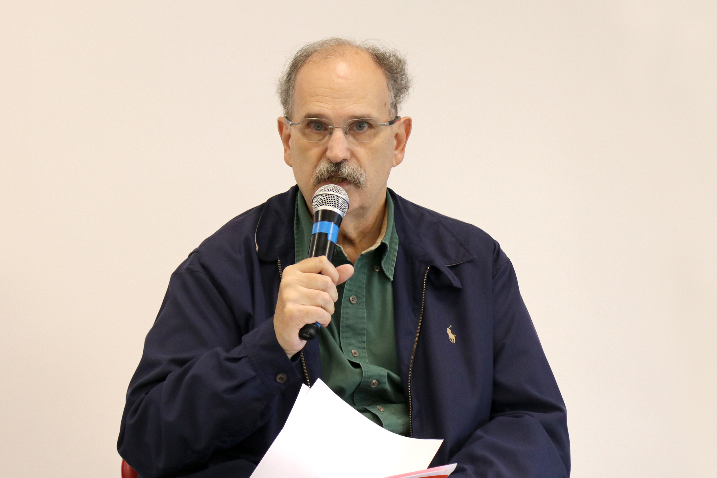 Glauco Arbix faz a abertura do evento e apresenta os expositores
