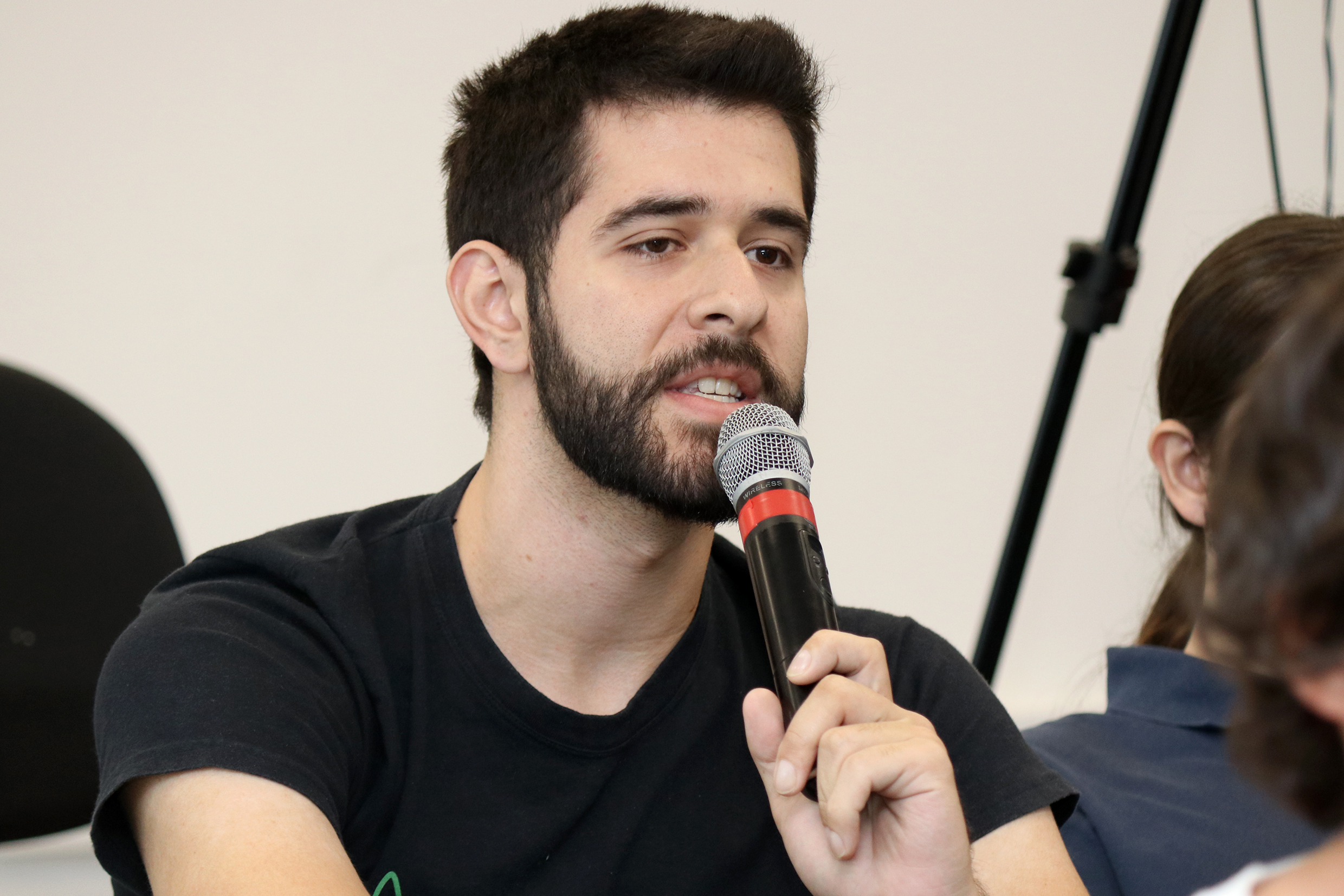 Participante do público faz perguntas aos expositores