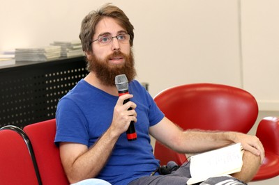 Participante do público faz perguntas durante o debate