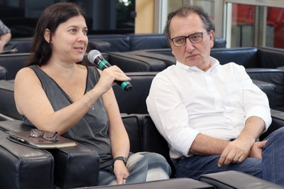Participante do público faz perguntas ao expositor