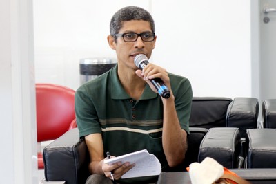 Participante do público faz perguntas ao expositor
