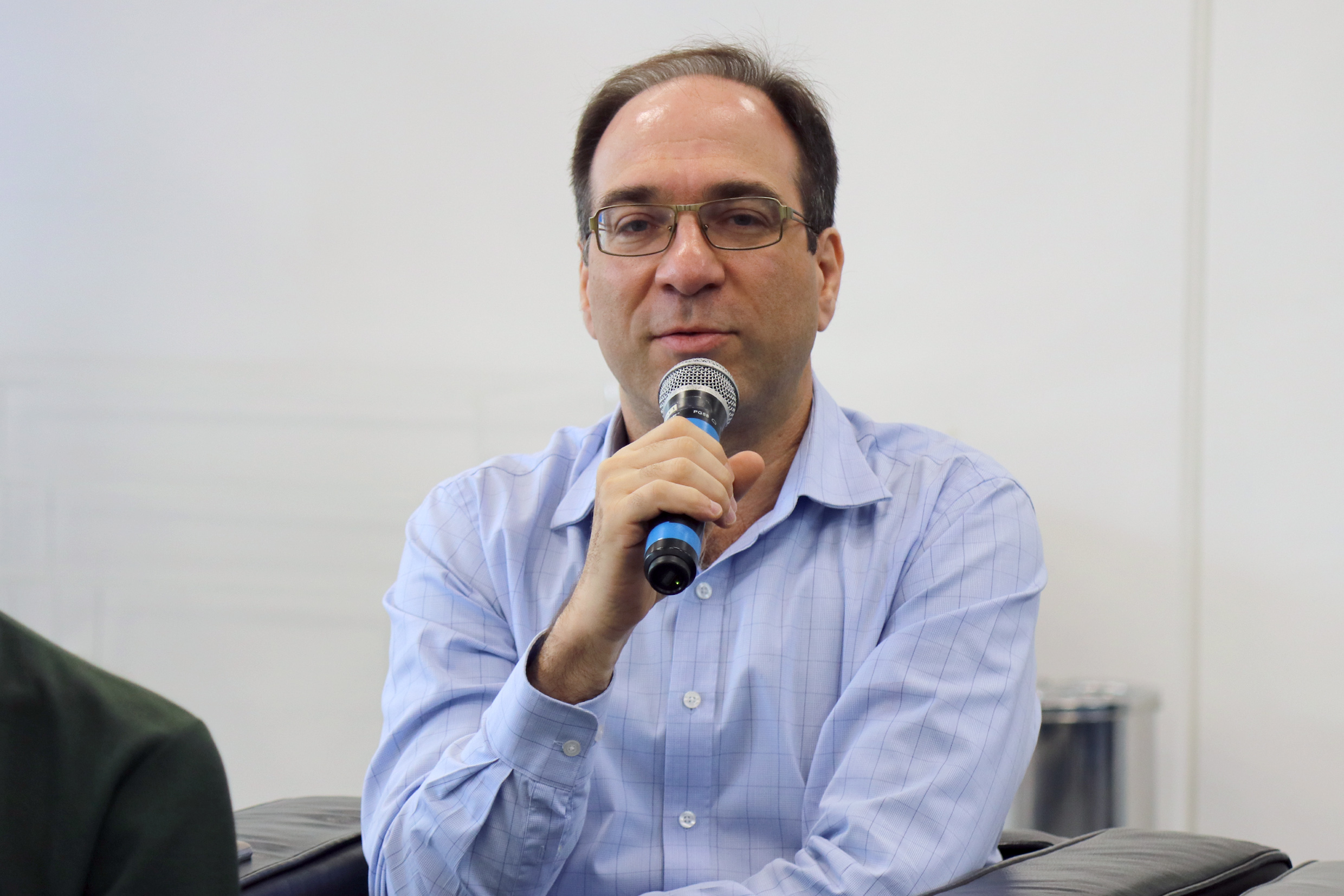 Fabio Gagliardi Cozman faz perguntas ao expositor