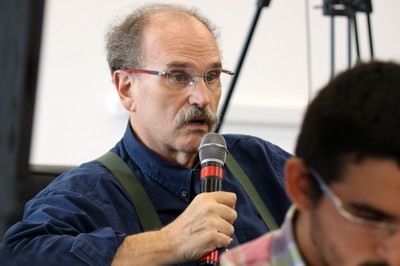 Glauco Arbix faz perguntas a expositora